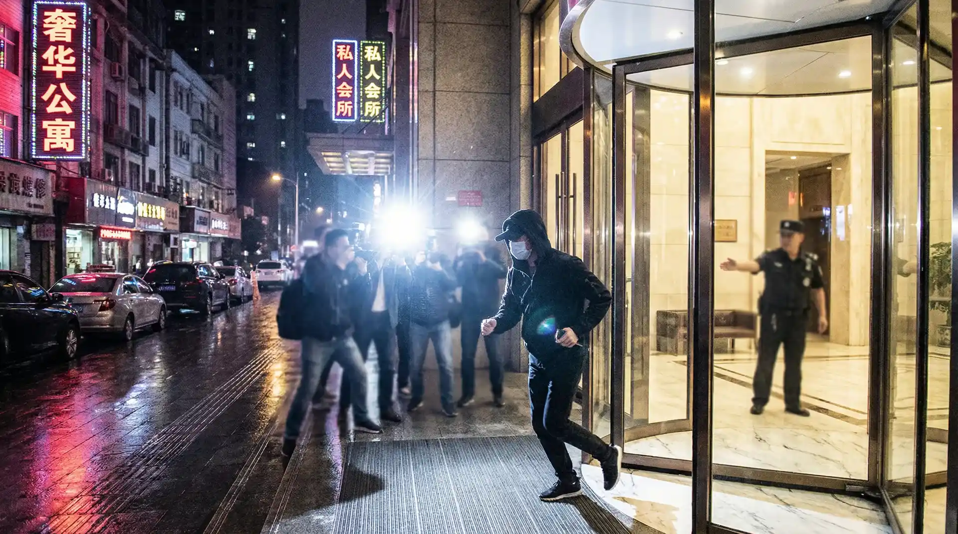 今日吃瓜 - 明星被记者围堵闪光灯下